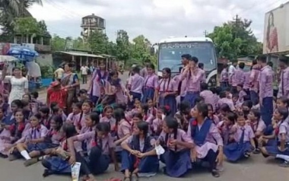 School students protested against Education Minister Ratan Lal Nath, blocked road for not keeping his given promise School students protested against Education Minister Ratan Lal Nath, blocked road for not keeping his given promise